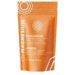En 1000g orange og hvid pakke "OsiMagnesium - Good Night Magnesium Bath Flakes - Lavendel (1kg)" fra OSIMAGNESIUM. Emballagen lover en opløftende oplevelse med sød appelsin æterisk olie. Tekst på engelsk og ungarsk.