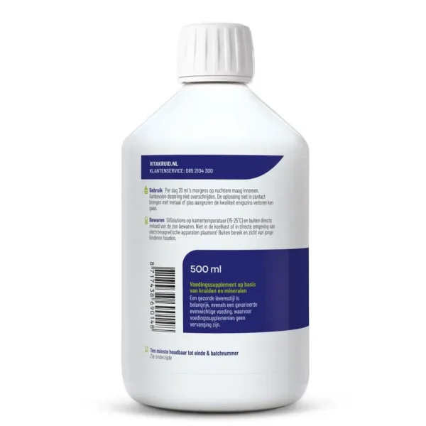 En hvid flaske mærket på hollandsk, med produktinformation for Vitakruid – SilSolutions® (500 ml). Den blå etiket indeholder kosttilskudsinstruktioner og kundeservicekontaktoplysninger.